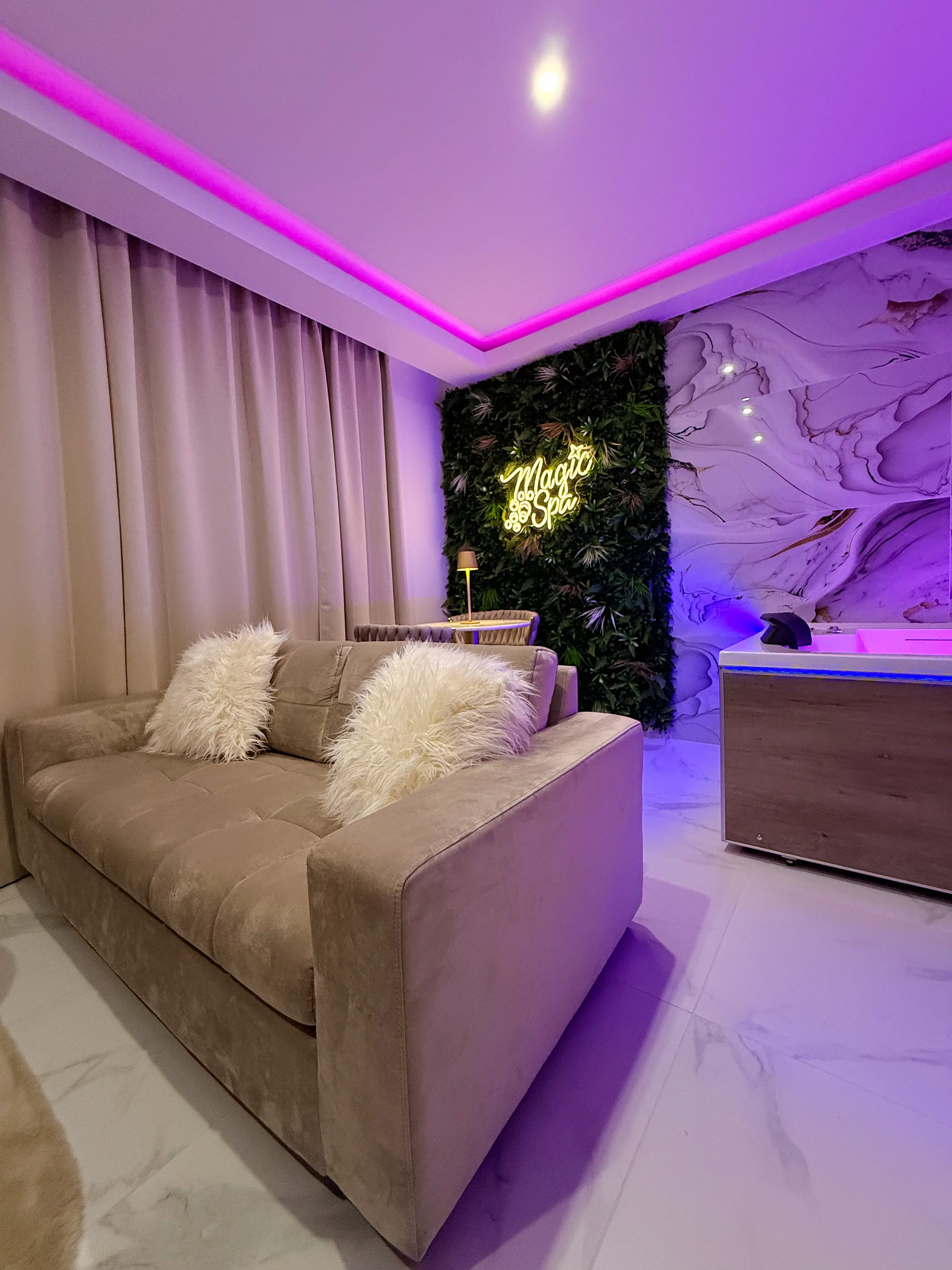 La suite Ivory, suite design avec jacuzzi privatif et mur végétal à Chilly-Mazarin