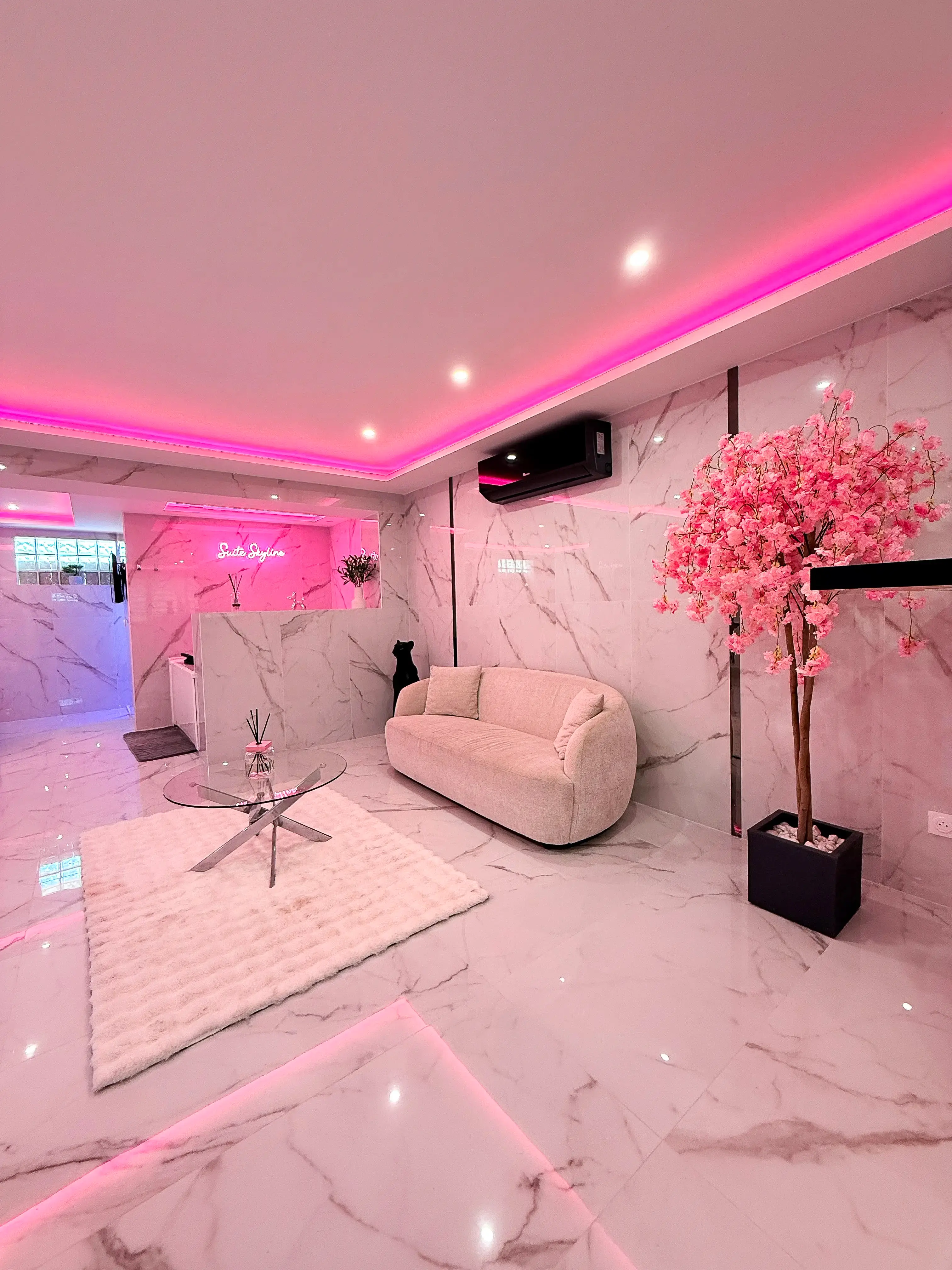 La Suite Prime, suite romantique raffinée avec jacuzzi privatif et marbre rosé à Pontoise