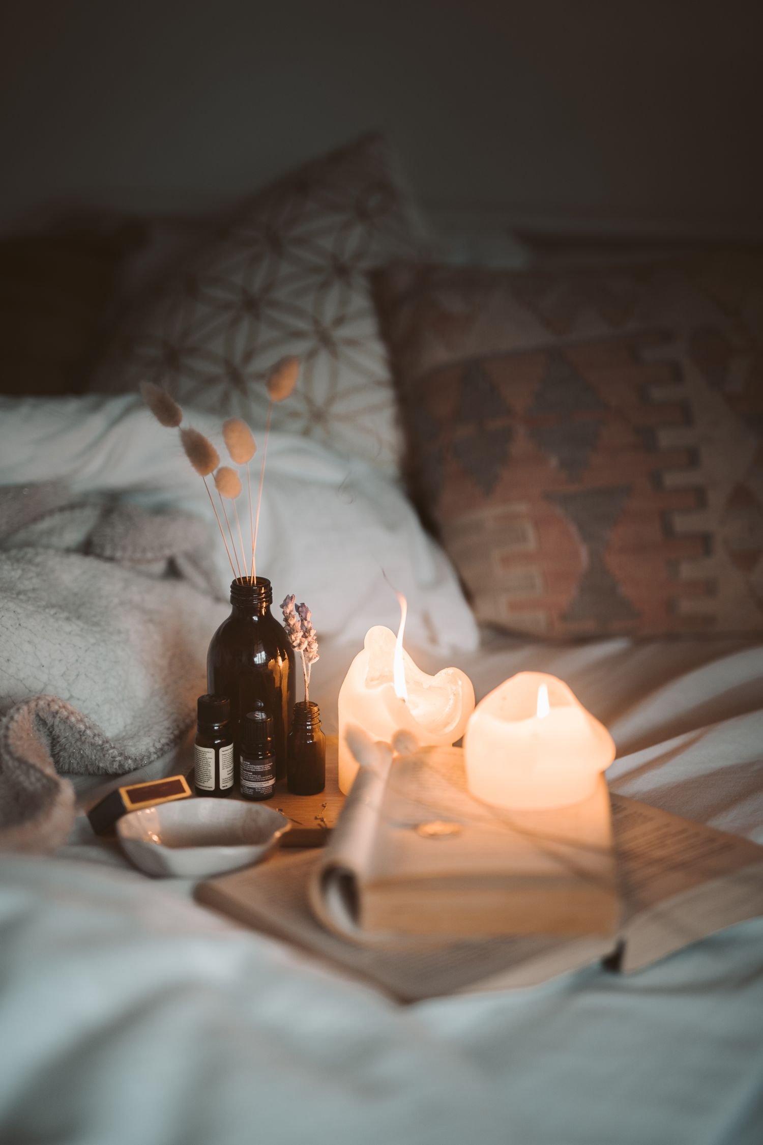Ambiance cocooning avec bougies et huiles essentielles dans une suite bien-être