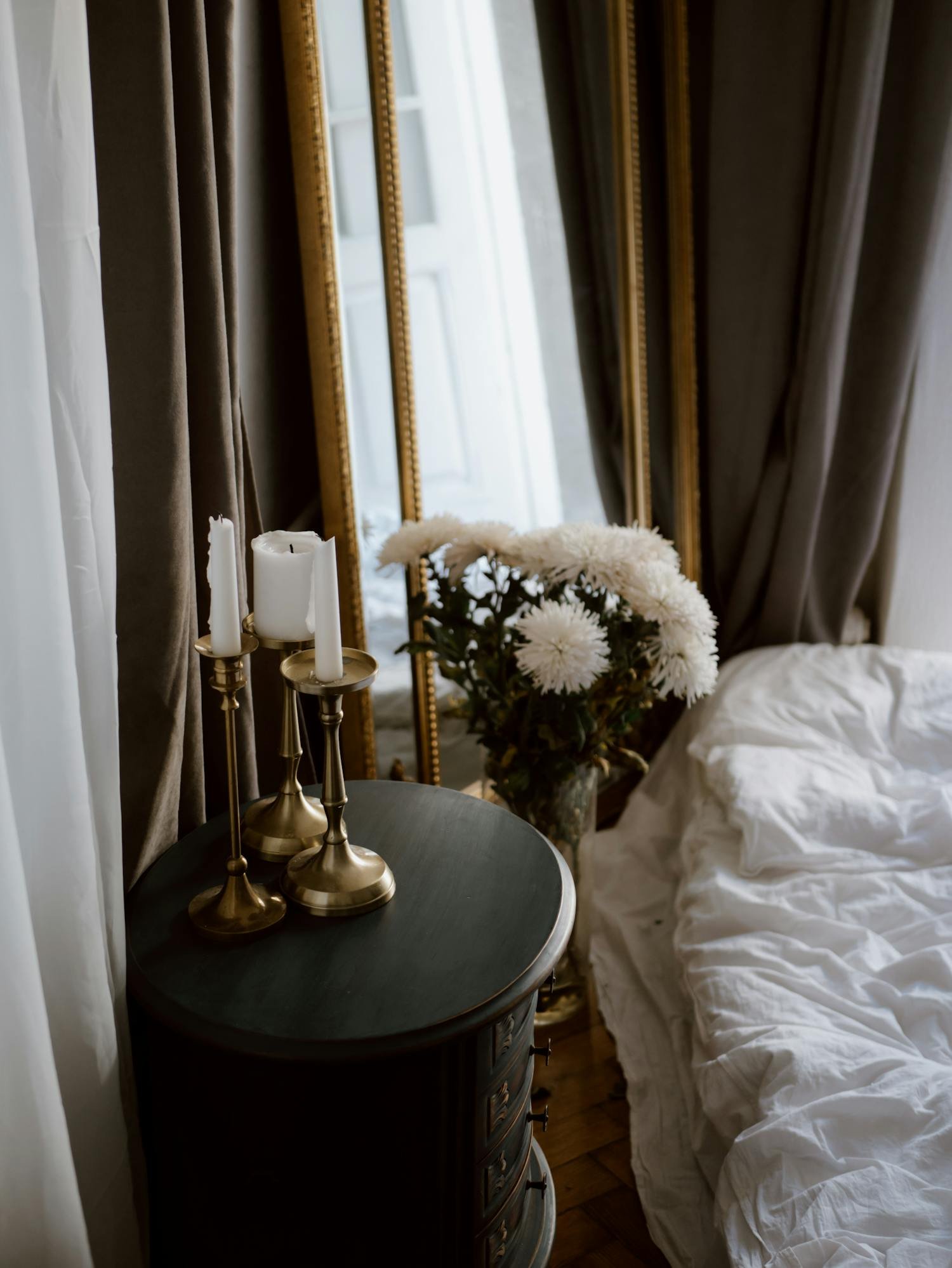Chambre romantique élégante décorée de bougies pour un séjour en amoureux