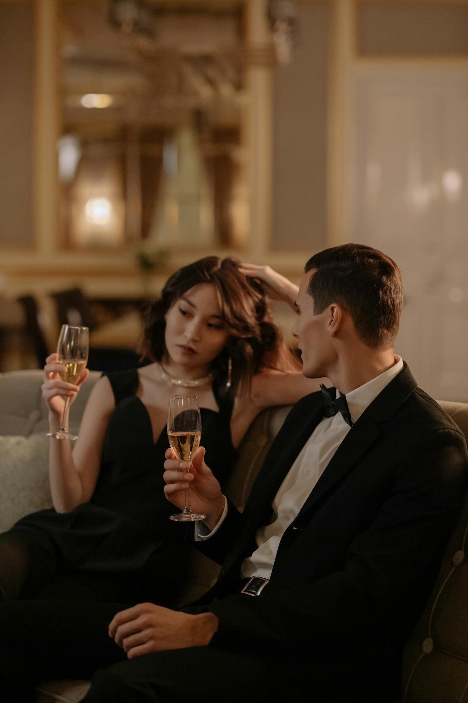 Couple élégant trinquant au champagne, idée cadeau séjour romantique