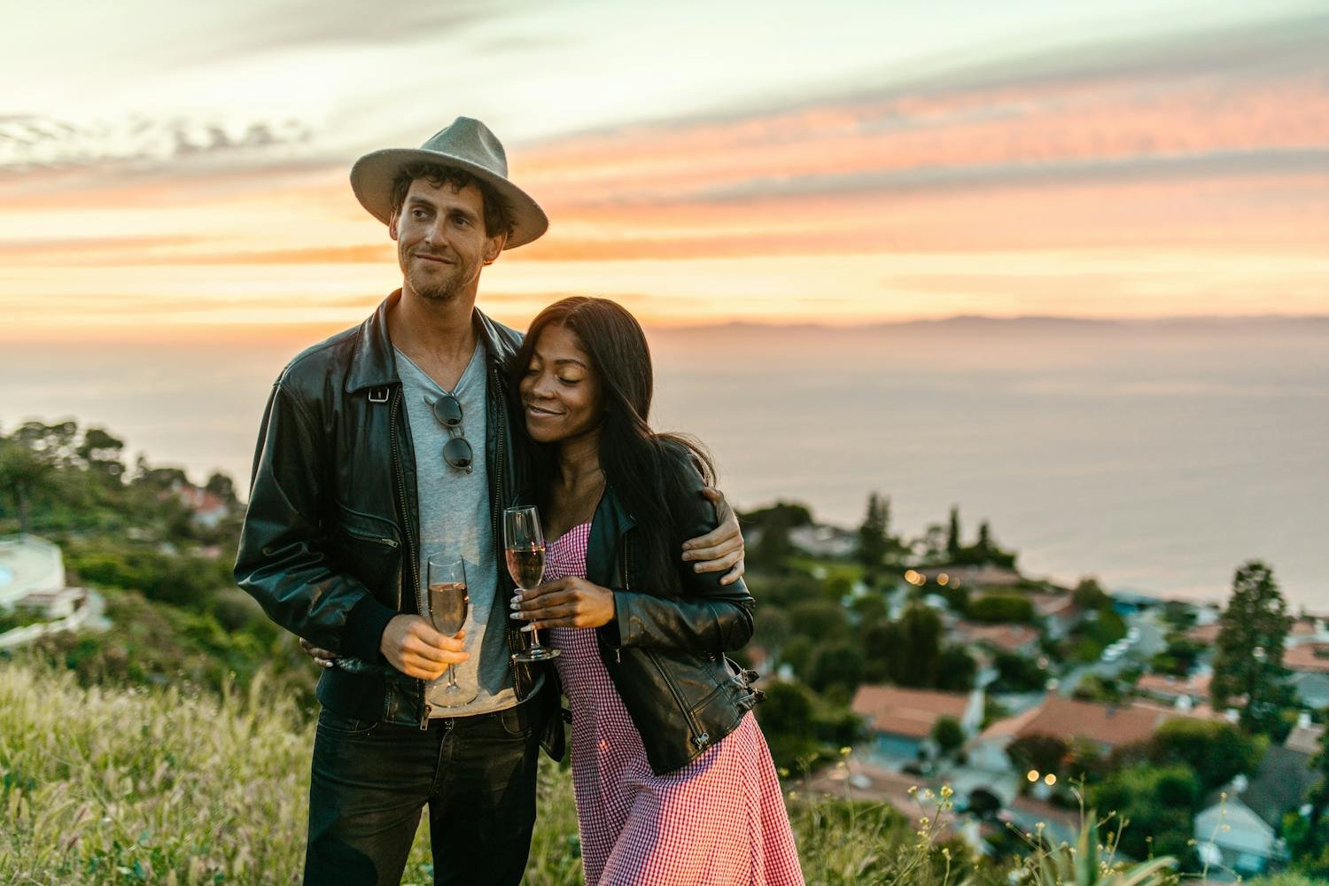 Couple enlacé au coucher de soleil, escapade romantique à offrir