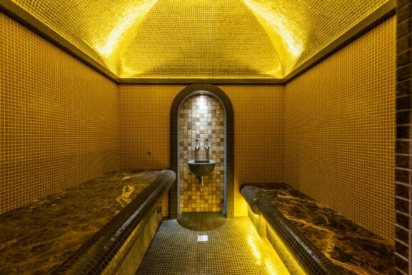 Hammam traditionnel aux mosaïques dorées, bienfaits de la chaleur humide