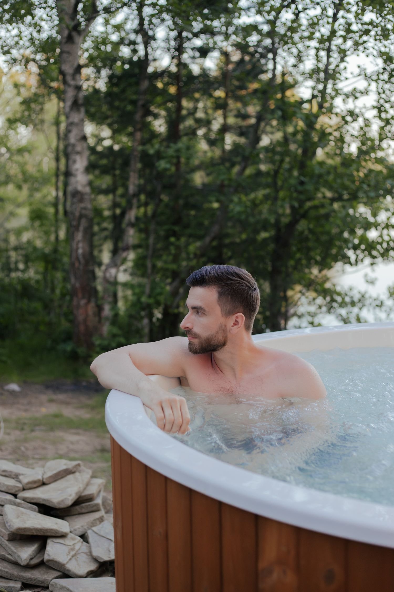 Personne se relaxant dans un jacuzzi, bienfaits de la chaleur sur le corps