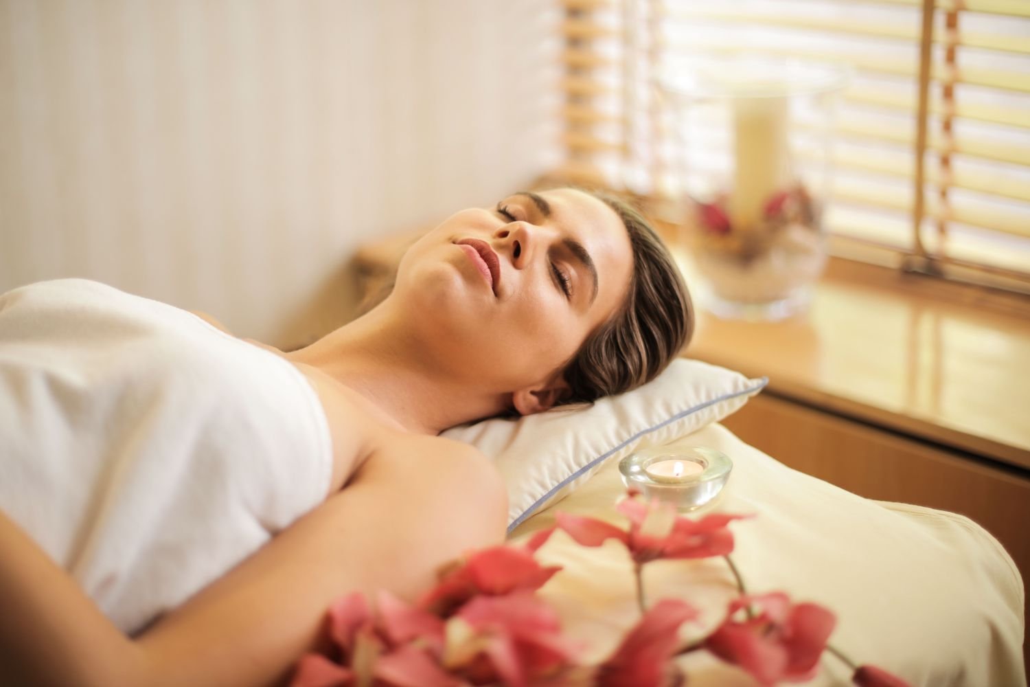 Femme se relaxant dans un espace spa lors d'une journée détente