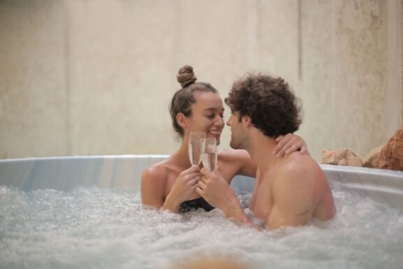 Couple profitant d un jacuzzi privatif lors d un week-end romantique près de Paris
